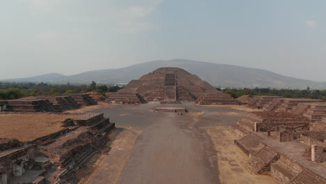 Adelante-Vuela-Hacia-La-Monstruosa-Estructura-De-Piedra-Antigua,-Pirámide-De-La-Luna.-Sitio-Antiguo-Con-Pirámides-Mesoamericanas-Arquitectónicamente-Significativas,-Teotihuacan,-México