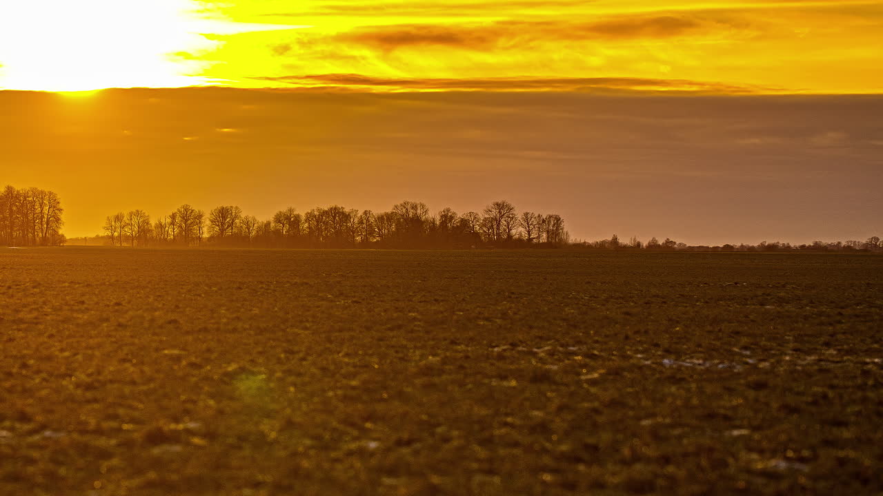increíble lapso de tiempo sobre un campo durante la hora dorada