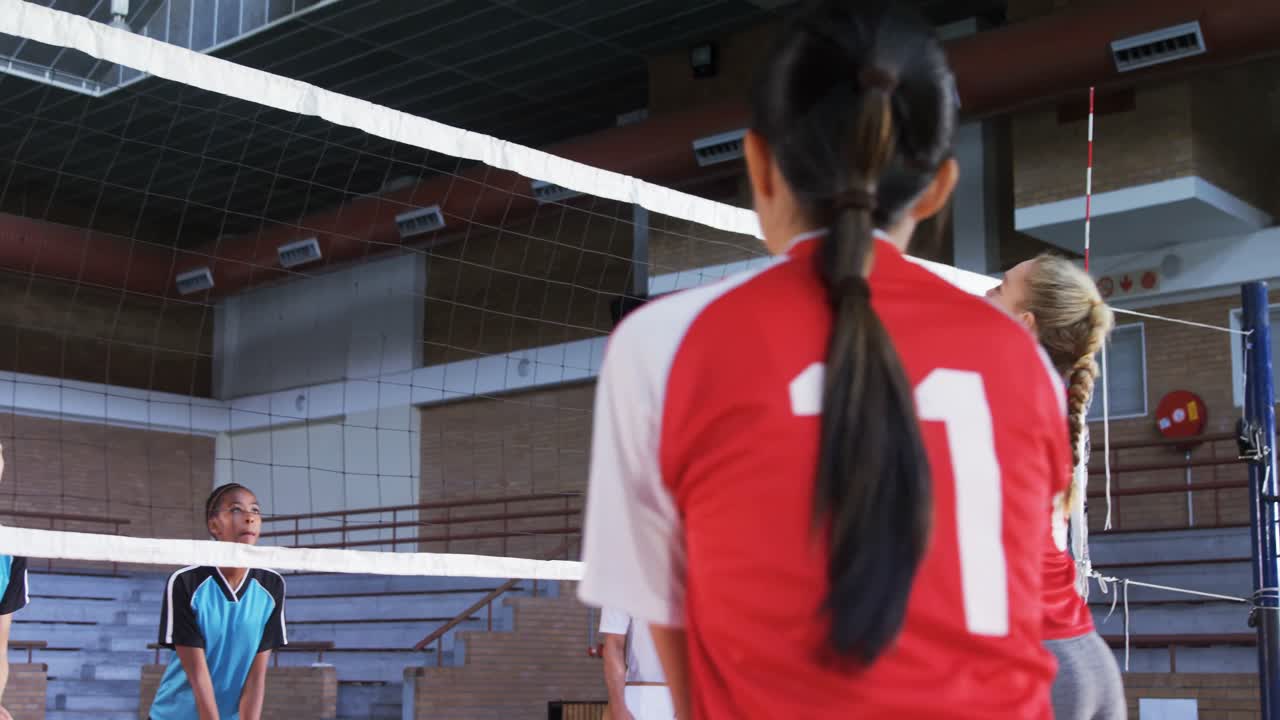 여자 선수 들 이 코트 에서 배구 를 하고 있다 4k