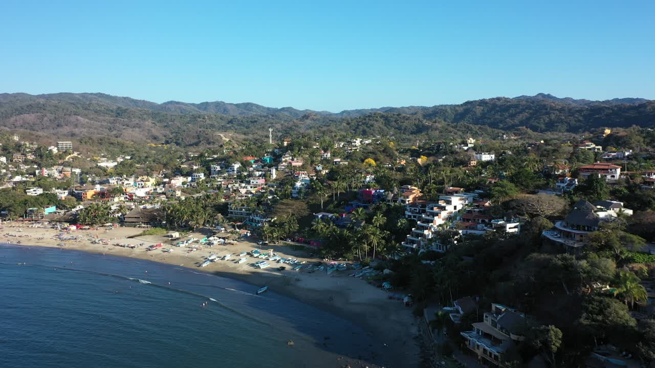 drone: dolly en tilt up revela una toma de la playa de sayulita