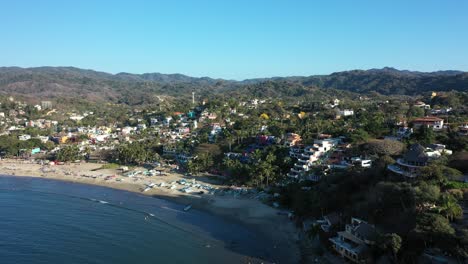 drone: dolly en tilt up revela una toma de la playa de sayulita