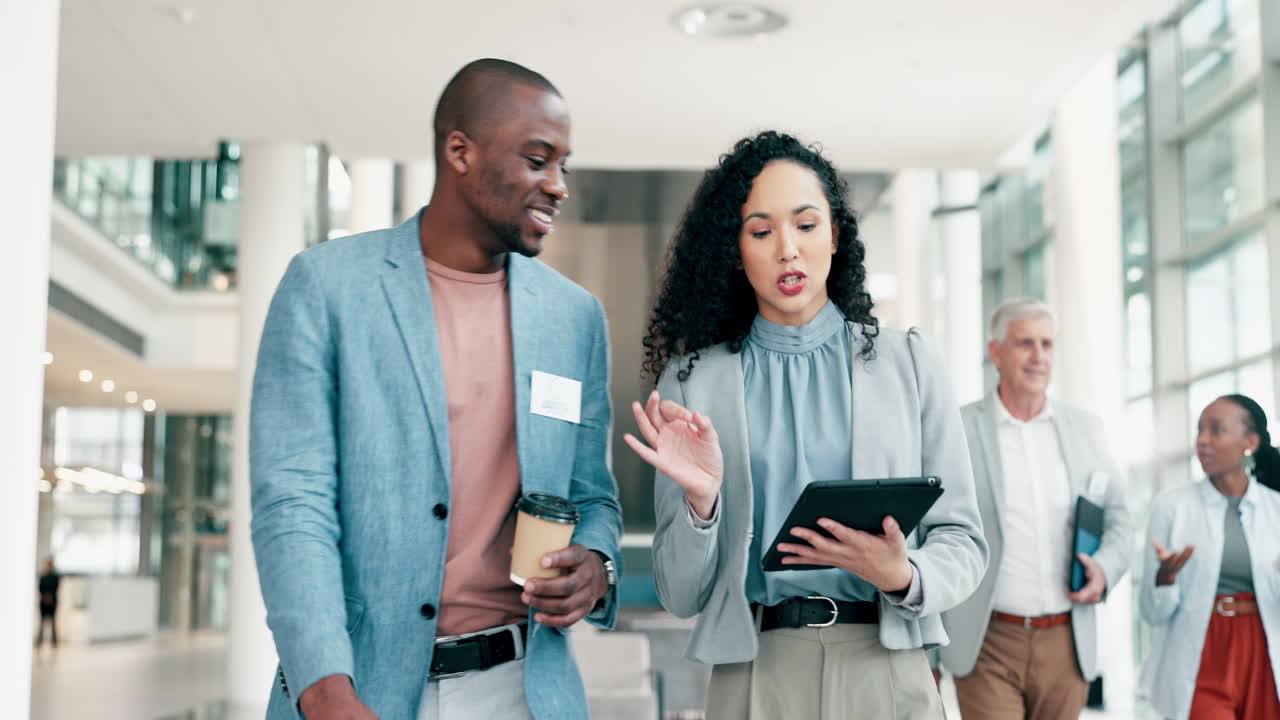 tableta, comunicación y gente de negocios caminando