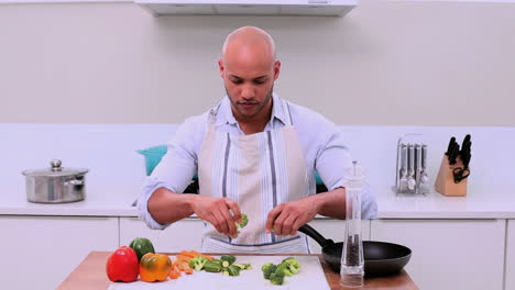 Un-Hombre-Guapo-Preparando-Verduras-Y-Mostrando-El-Pulgar-Hacia-Arriba.