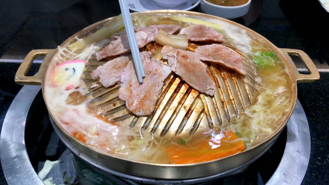 일본 요리 징기스칸은 돔 모양의 금속 프라이팬을 사용하여 바베큐와 유사한 음식을 요리하는 일본 요리 스타일로, 꼬챙이에 있는 음식을 핫플레이트에서 천천히 굽습니다.