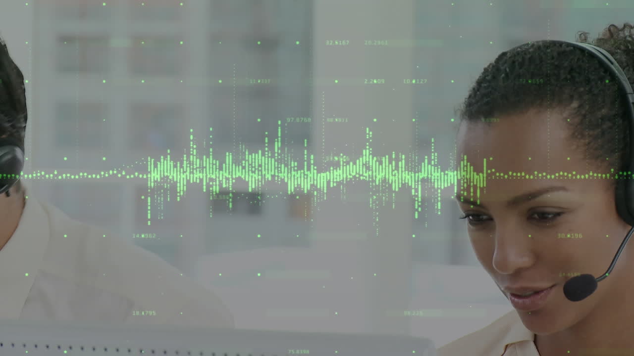 animación de estadísticas y procesamiento de datos sobre una mujer de negocios con auriculares de teléfono