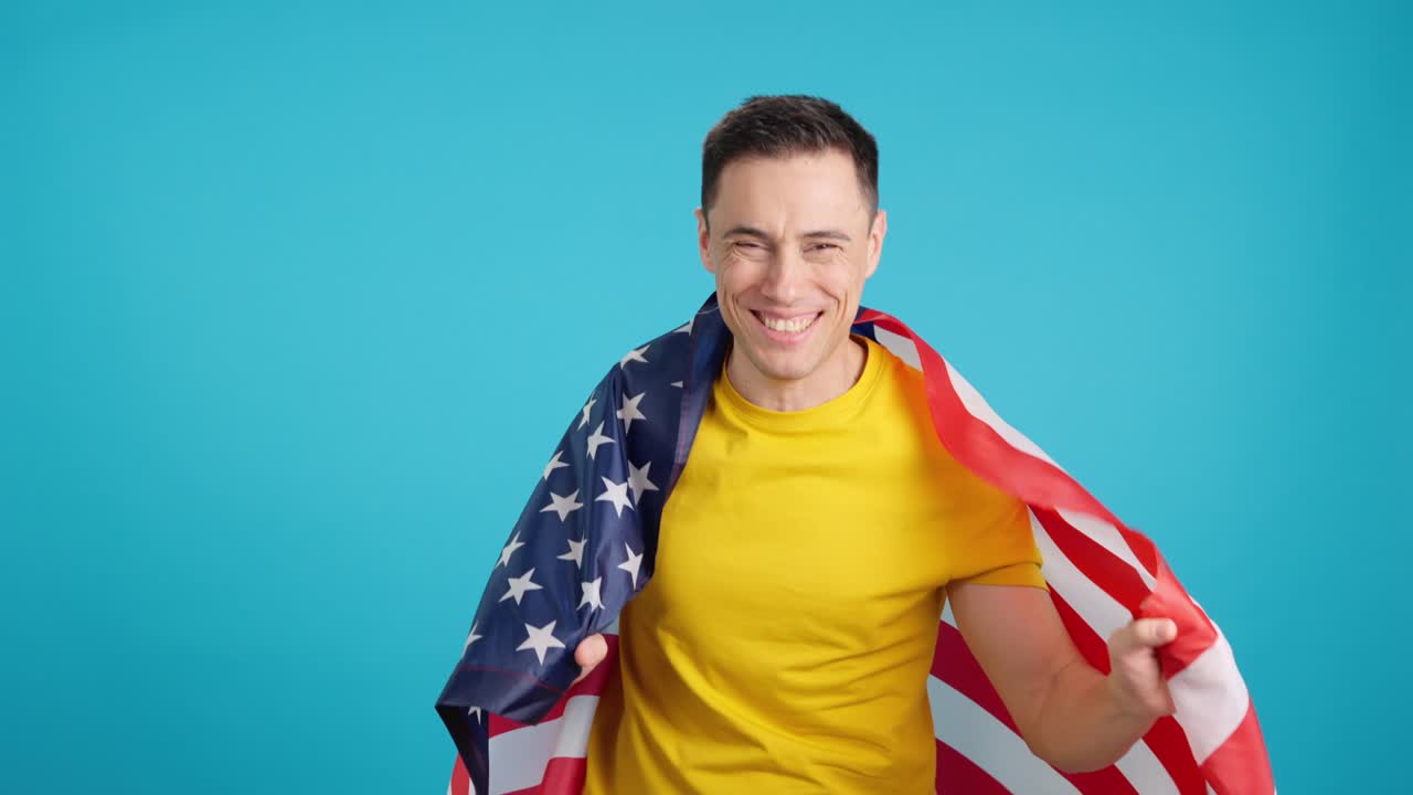 Uomo avvolto nella bandiera americana