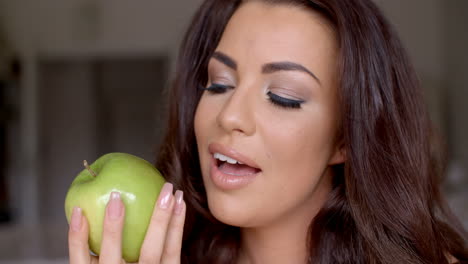 Hermosa-Mujer-Comiendo-Una-Manzana-Verde-Saludable