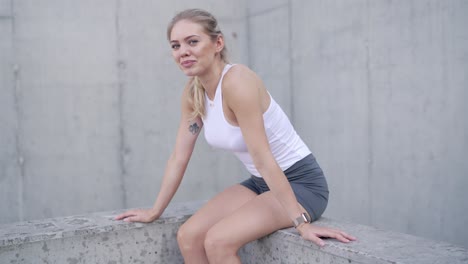 mujer joven al aire libre