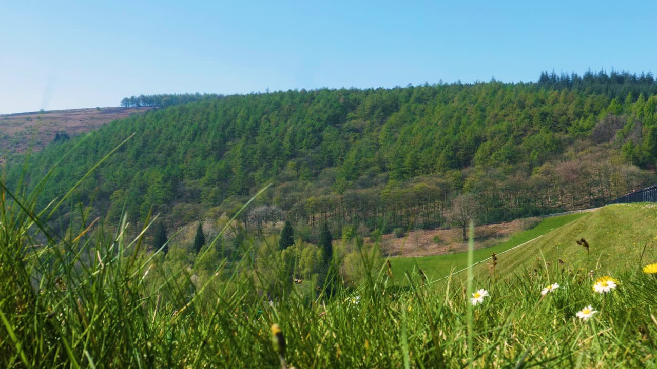 lady bower reservoir lado opuesto sobre el puente al lado de dos agujeros de enchufe frente al oeste summer peak district colinas verdes y montañas dentro de bamford dentro del reino unido disparado en 4k