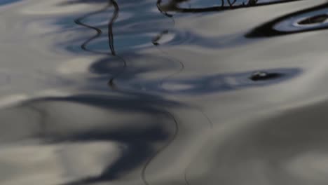 Agua-Moviéndose-Y-Salpicando-En-Un-Puerto-Con-Reflejos-De-Barcos-Y-Mástiles