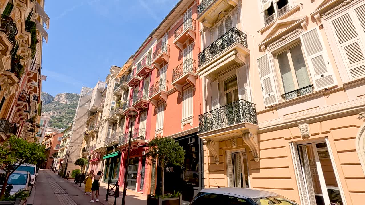 이 많은 몬테 카를로 거리에 있는 다채로운 건물들