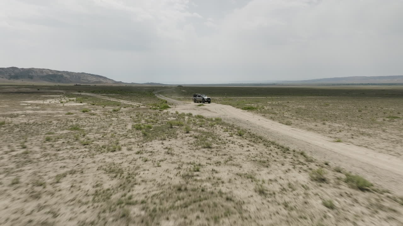 조지아주 바쉴로바니의 건조한 흙 대초원을 순항하는 탐험가 지프