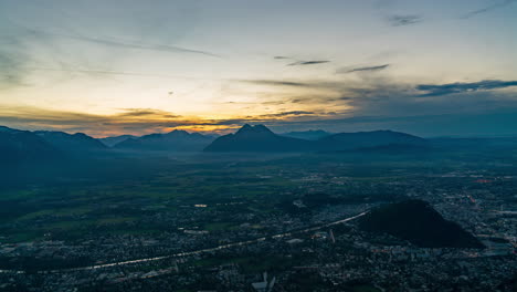 Puesta-De-Sol-Aérea-De-Salzburgo-Con-Alpes