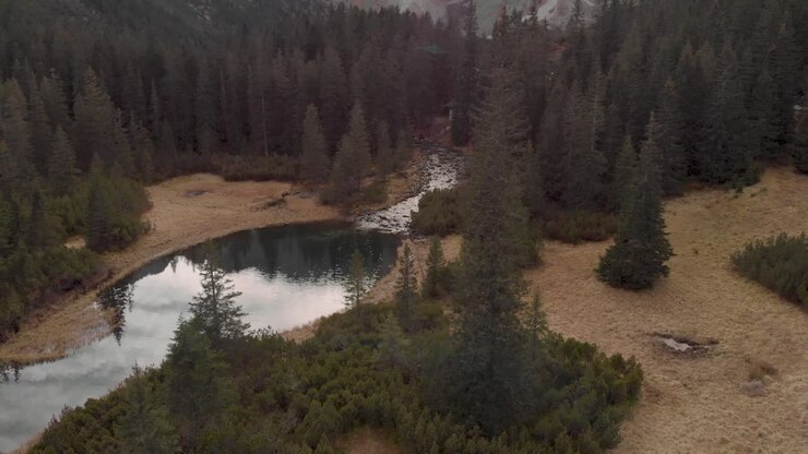 Incredibile ripresa con drone che rivela il lago Morskie Oko nel Parco Nazionale dei Monti Tatra, Polonia