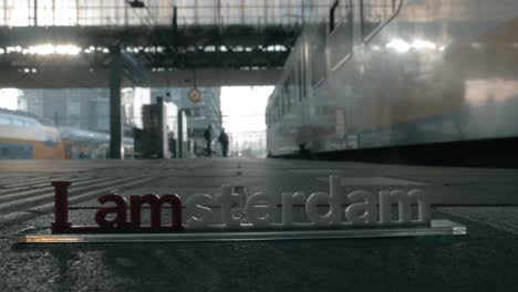 gente en la estación de ámsterdam