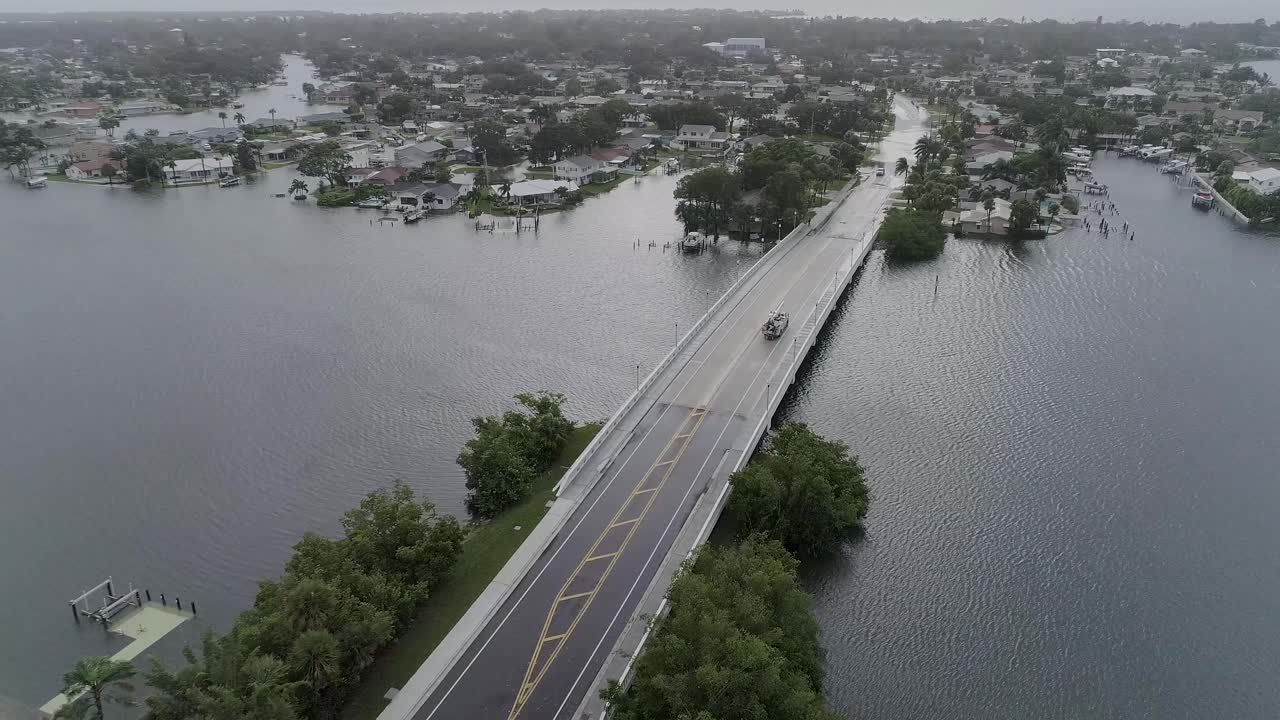 vídeo de drones de 4k de las inundaciones causadas por la tormenta del huracán idalia en st.