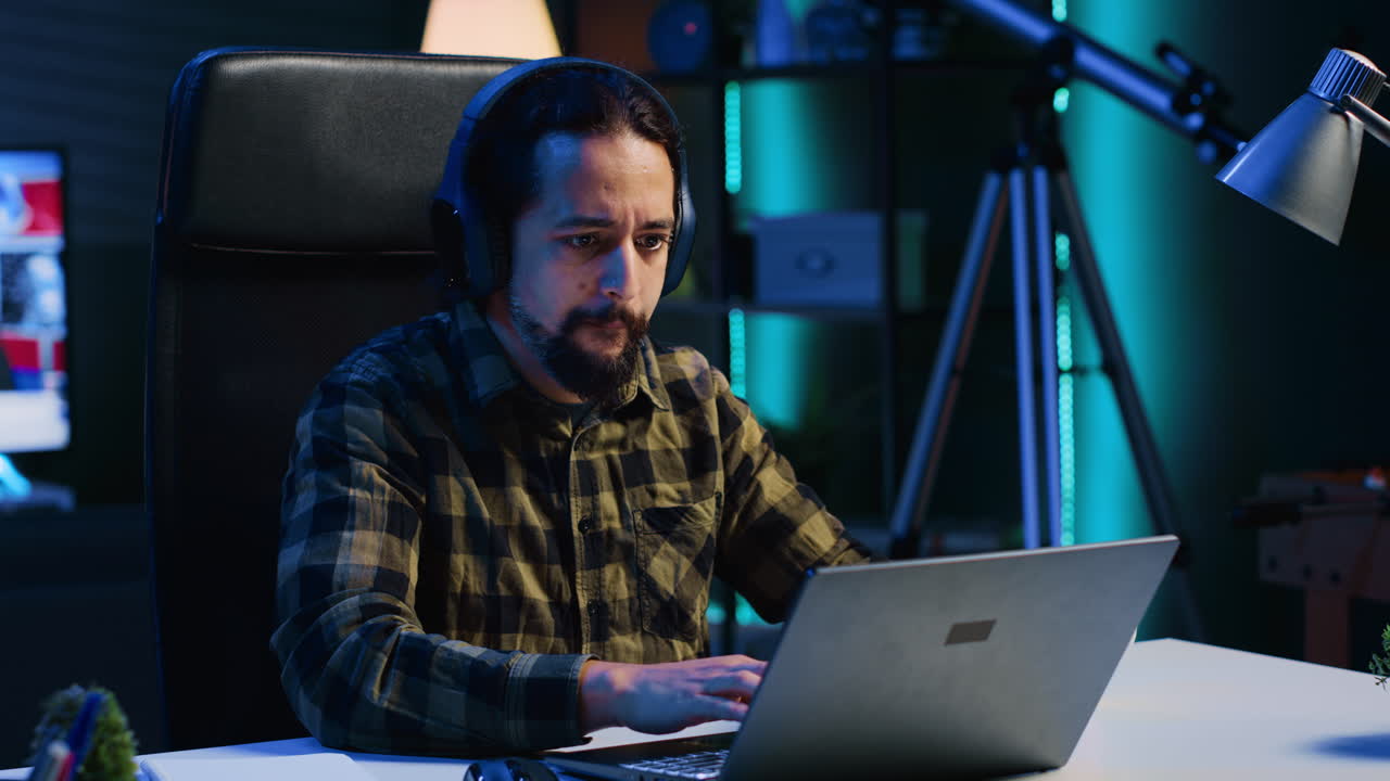 empleado remoto con auriculares inalámbricos trabajando desde la oficina de la sala de estar