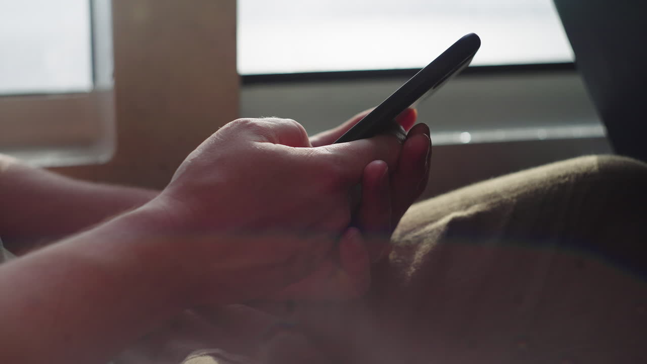 스마트폰을 사용하는 사람