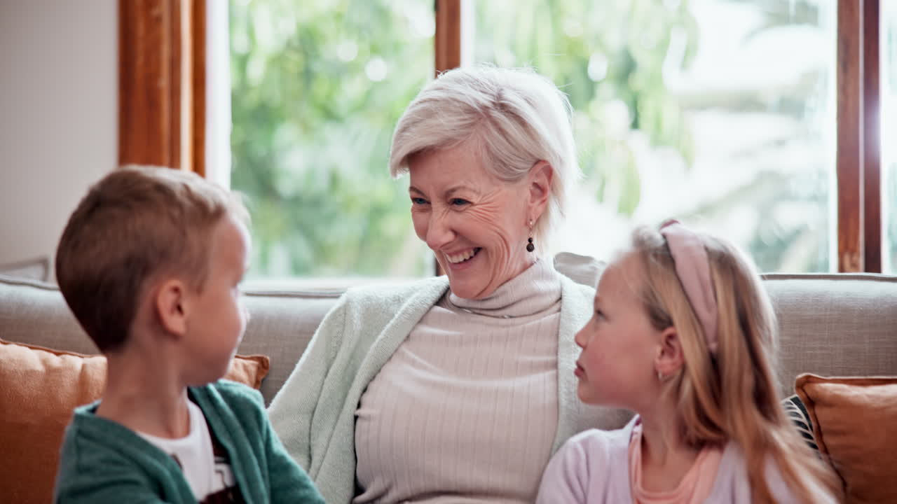 행복하고, 사랑하고, 아이들이 할머니를 안아주고