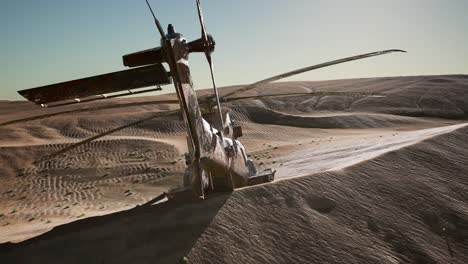 Alter-Verrosteter-Militärhubschrauber-In-Der-Wüste-Bei-Sonnenuntergang