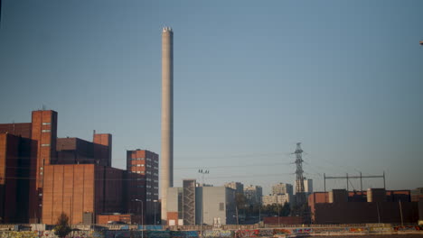 Lapso-De-Tiempo-De-Día-Completo-De-La-Planta-De-Energía-Suvilahti-Que-Va-Desde-El-Amanecer-Hasta-El-Atardecer