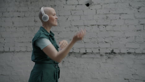 mujer bailando al aire libre con auriculares