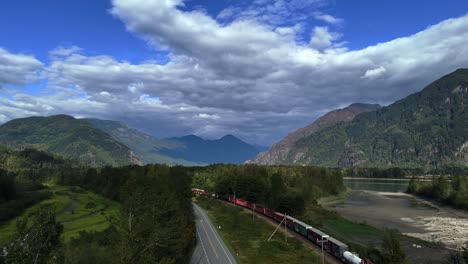 tren a lo largo del río fraser bajo cielos nublados en hope, columbia británica, ofreciendo una experiencia tranquila en un día nublado