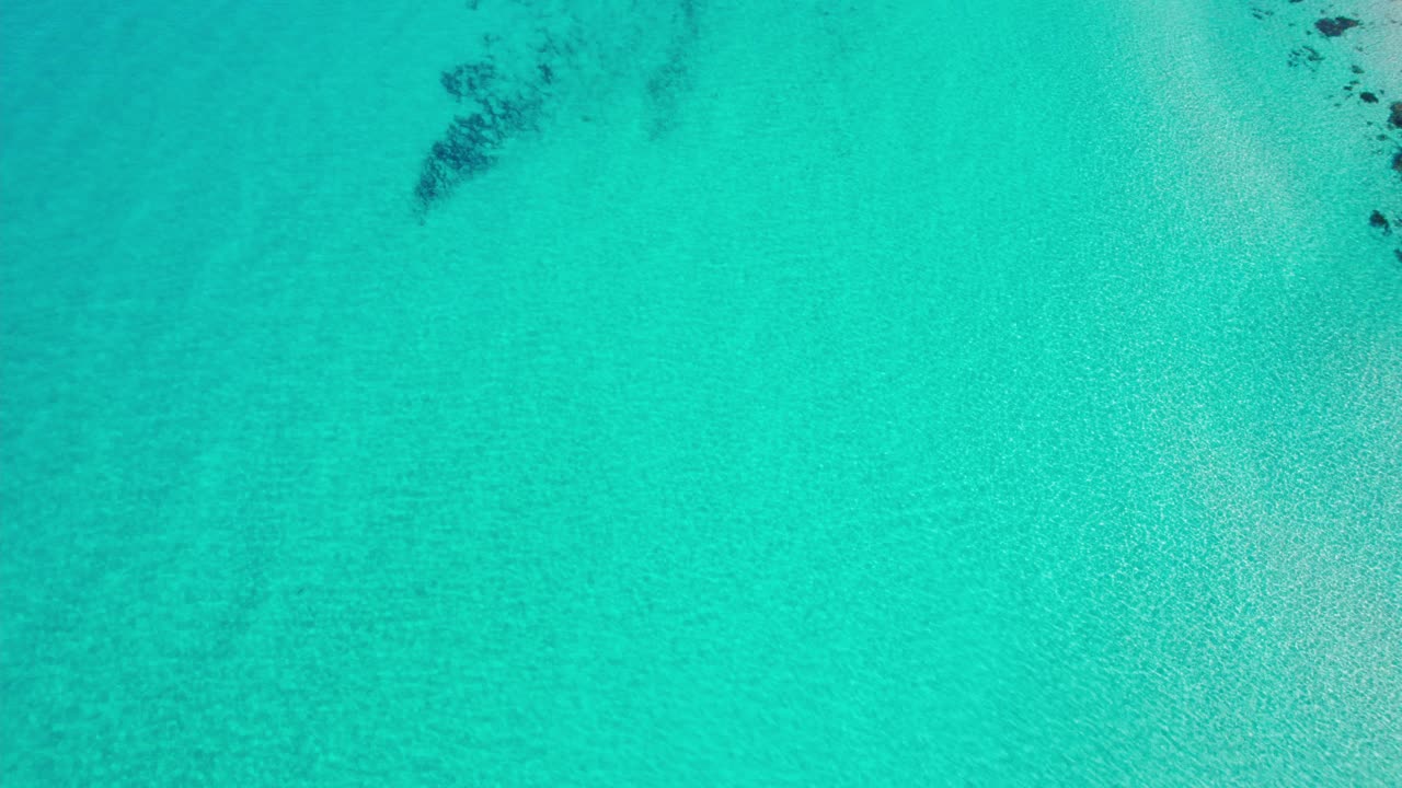 웨스턴오스트레일리아의 맑은 청록색 바다를 따라 비행