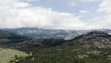 Toma-Aérea-Suave-De-Camiones-De-La-épica-Sierra-De-Guadarrama-En-Manzanares-El-Real---España