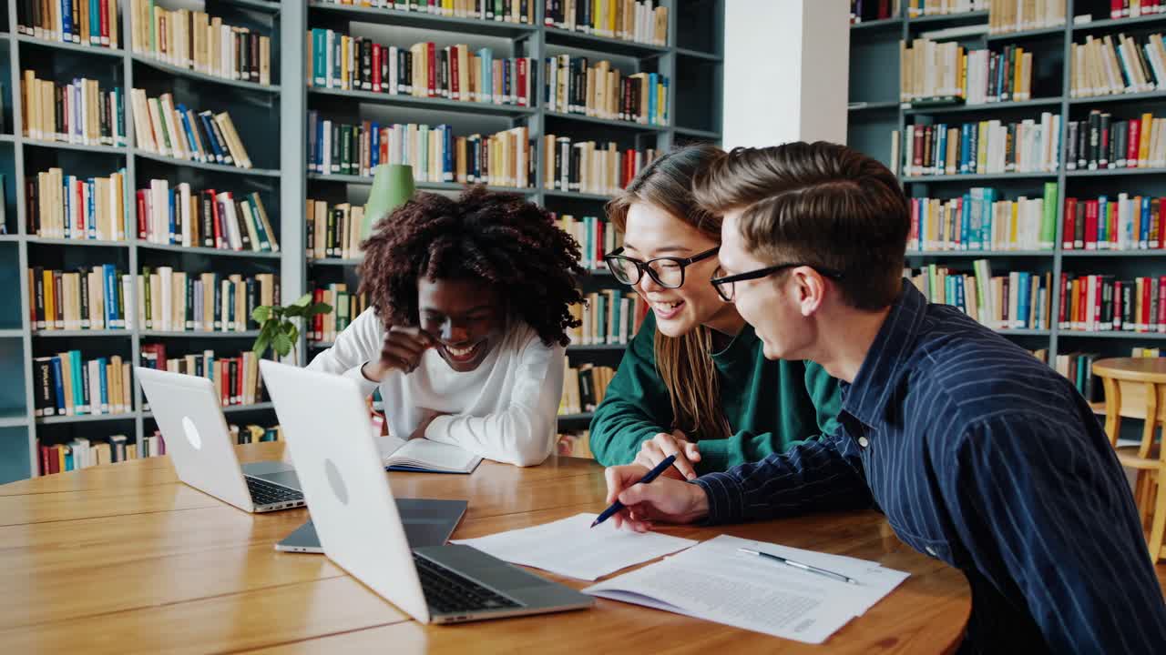 estudiantes que colaboran en la biblioteca