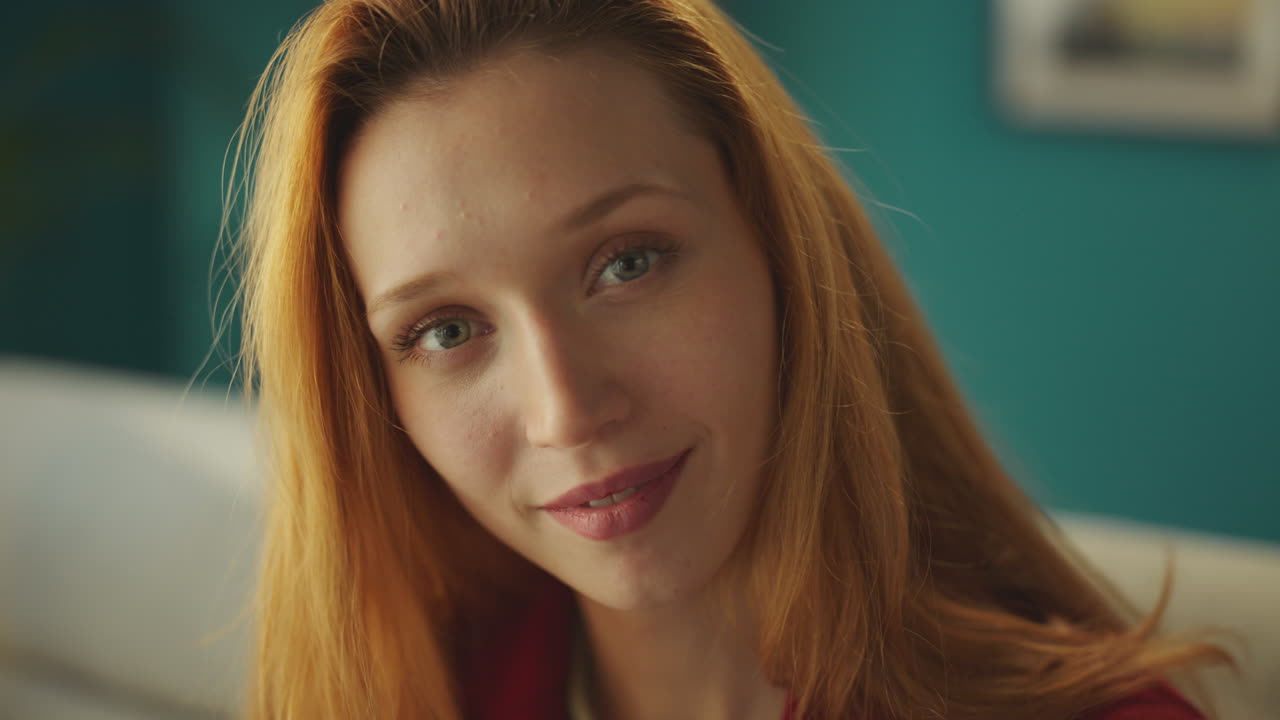 снимка женщины, смотрящей в камеру.