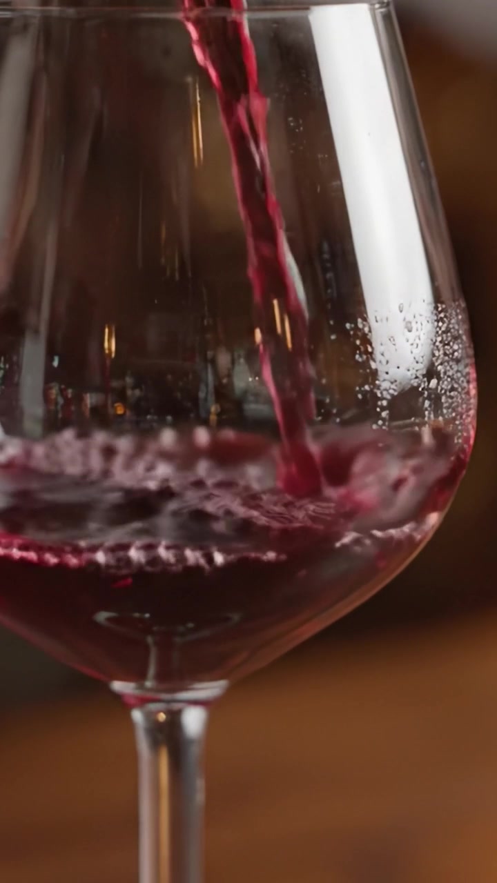 Un viaggio attraverso il vino: dal cristallino al rosso intenso in un bellissimo calice, catturando l'essenza e l'eleganza di ogni sorso.