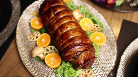 lomo de cerdo asado con cítricos y raíz de loto