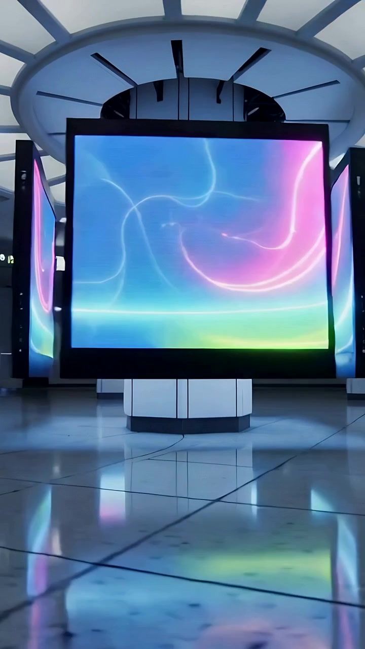Video verticale: Inquadratura che inizia con la telecamera che si centra su pannelli LED attorno a un pilastro, mostrando simmetria nell'hub.