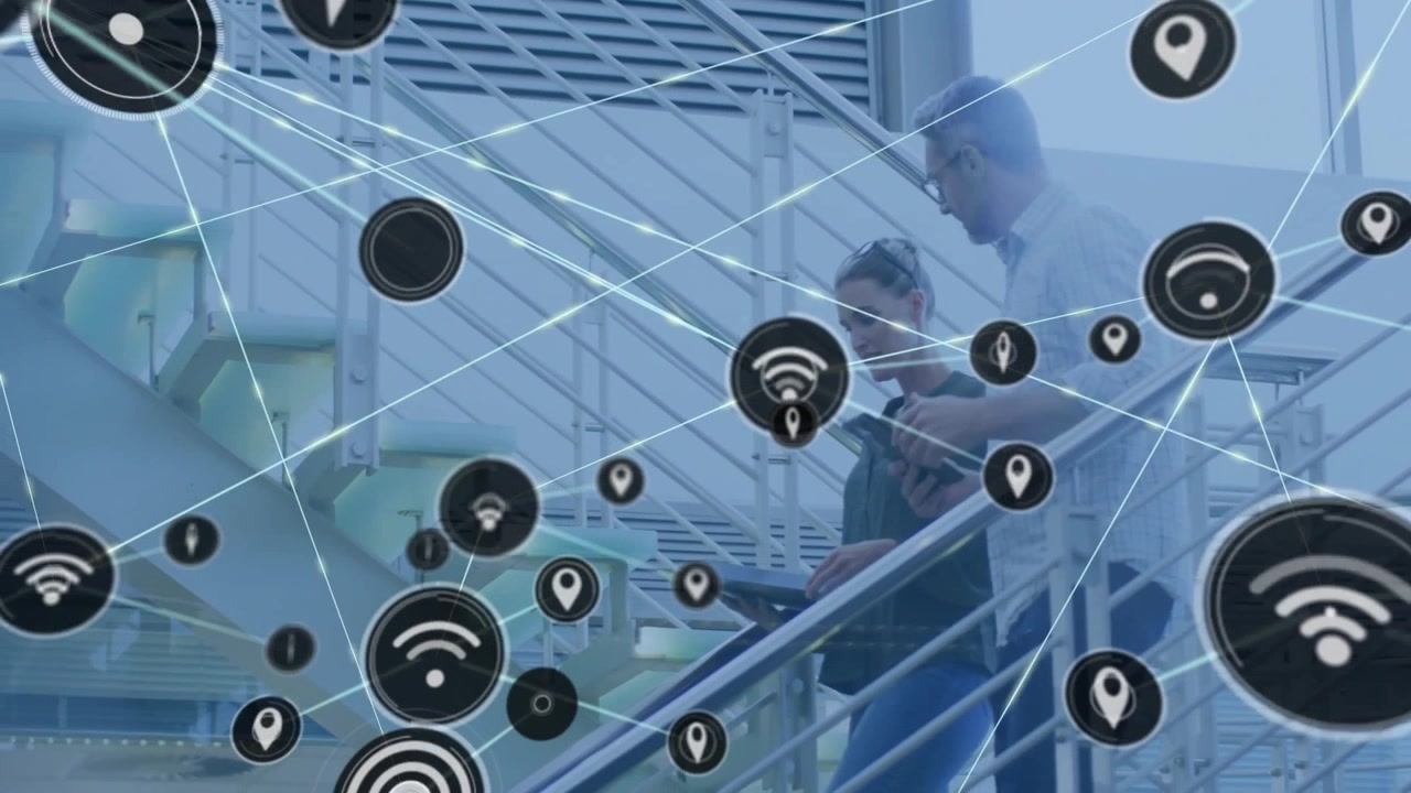 Kolleger går ned ad trappen i et virksomhedsatrium, med svævende Wi-Fi- og lokationsikoner.