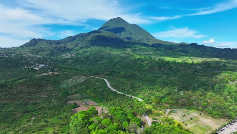 Naturaleza-Exuberante-Con-Calle-A-Pueblo-Frente-A-La-Montaña-Matutum-En-El-Paisaje-Tropical-De-Filipinas