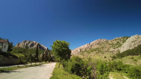 Hermosos-Paisajes-De-Las-Montañas-De-Crimea-Con-Callejones-Entre-Las-Carreteras