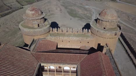 toma aérea sobre el castillo de la calahorra en granada, españa