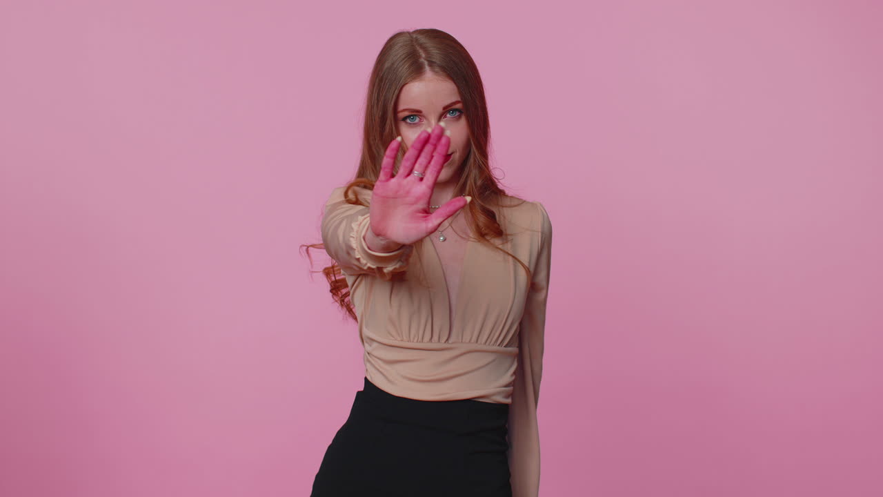 사업가 소녀는 말하지 말고 손바닥을 접고 손을 어 멈추는 제스처, 끝, 위험의 경고