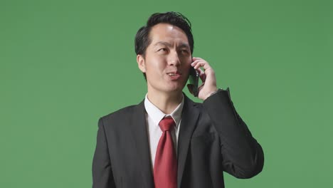 hombre de negocios en la pantalla verde del teléfono