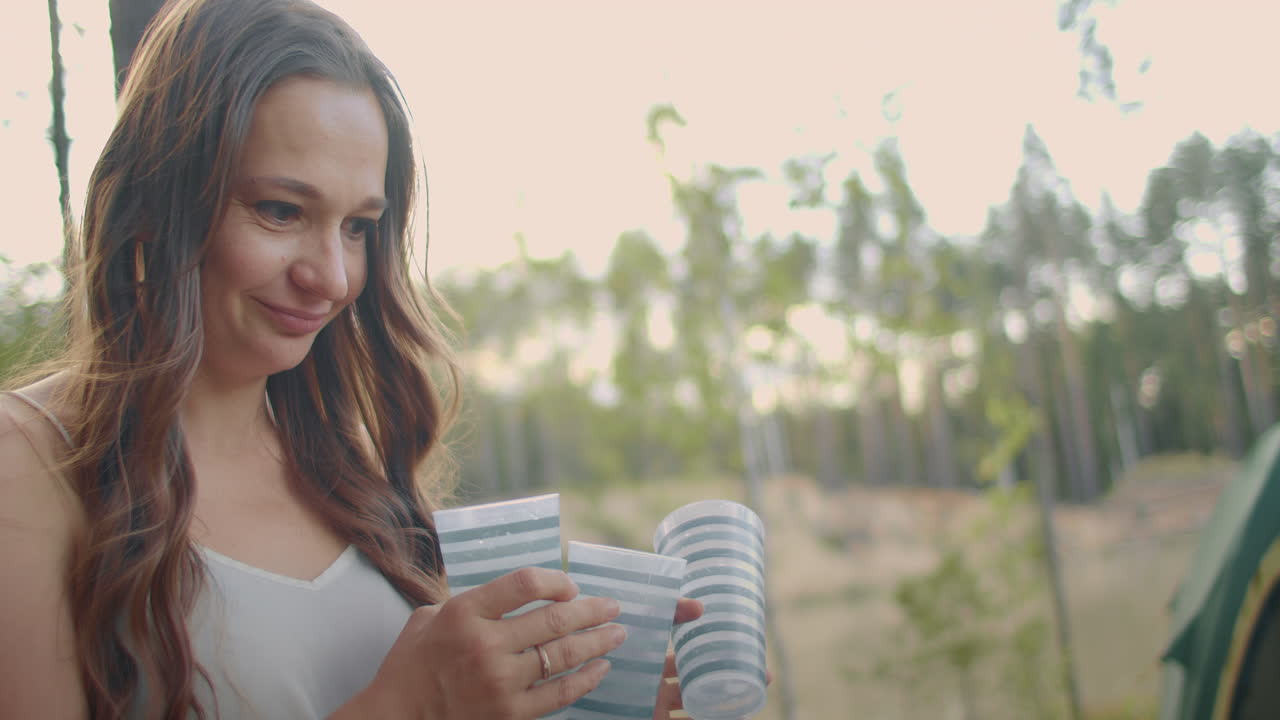 retrato de una joven excursionista en un campamento de tiendas de campaña en un día de verano una mujer alegre está sonriendo y mirando a su alrededor