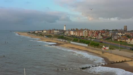 Küstenpier-Mit-Leuchtturm-In-England