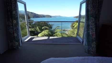 Cámara-Lenta---Chica-Acostada-En-La-Cama-En-Un-Retiro-De-Lujo-Con-Una-Vista-Increíble-De-Marlborough-Sounds,-Nueva-Zelanda