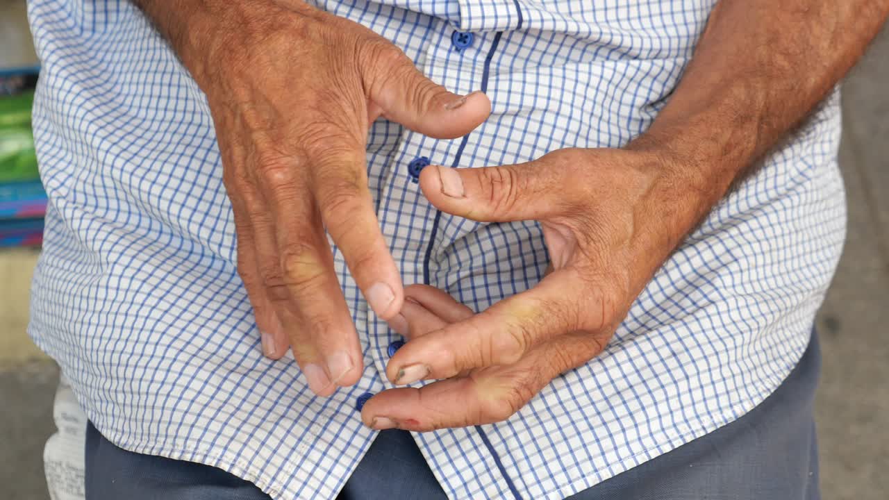 fotografía de cerca de las manos de un hombre con los dedos plegados