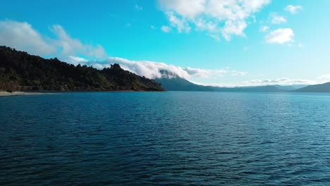 Begeben-Sie-Sich-Auf-Eine-Bezaubernde-Reise,-Während-Wir-Uns-Einem-Majestätischen-Berg-Nähern,-Der-Aus-Dem-Ruhigen-Wasser-Eines-Ruhigen-Sees-Auftaucht-Und-Von-Der-Schönheit-Der-Erhabenheit-Der-Natur-Umgeben-Ist