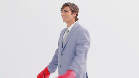 un hombre de negocios feliz usando guantes de boxeo.