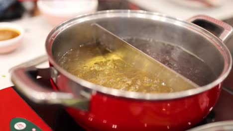 olla roja con sopa hirviendo en bangkok