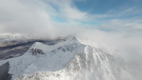 Im-Winter-Im-Norden-Norwegens-Um-Die-Berggipfel-Schweben