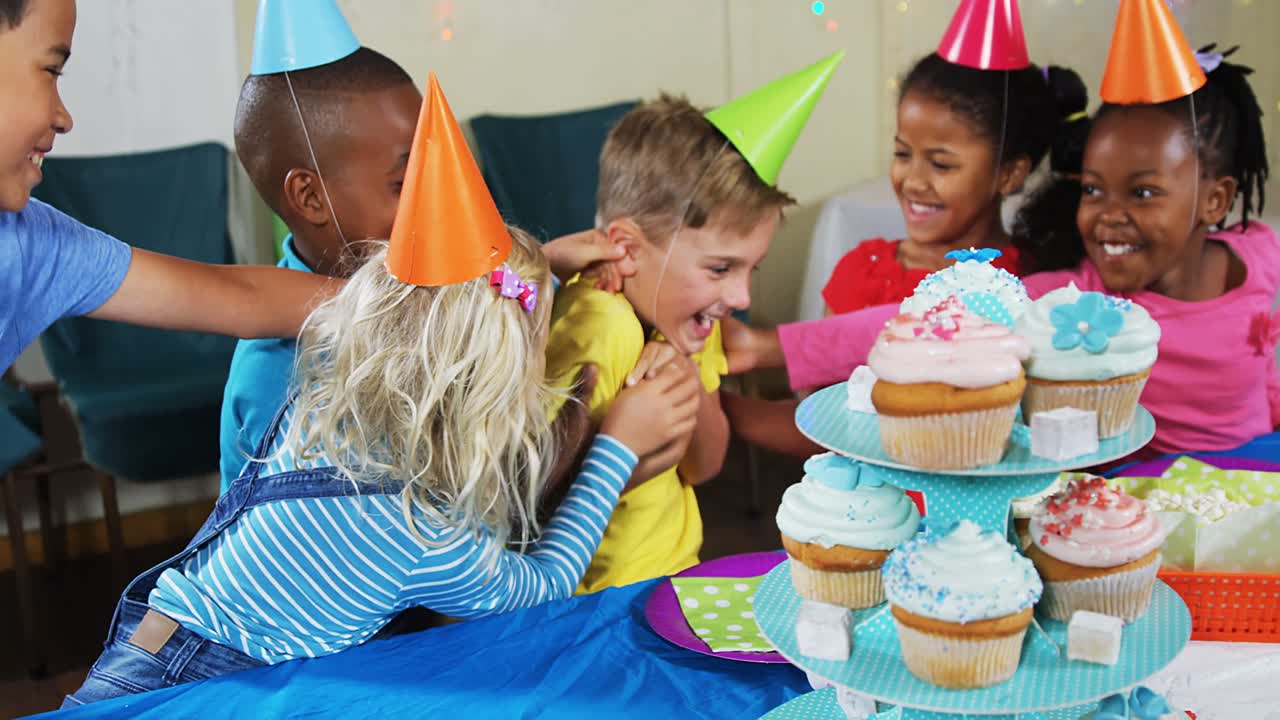 niños divirtiéndose entre sí durante la fiesta de cumpleaños 4k