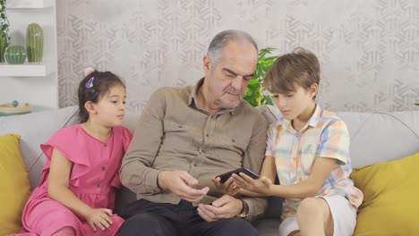 El-Anciano-Está-Aprendiendo-A-Usar-Un-Teléfono-Inteligente-Para-Niños.